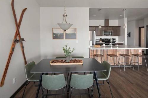 une salle à manger avec une table et des chaises noires dans l'établissement Modern Montana Getaway - All the comforts of home!, à Kalispell