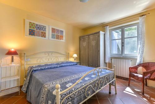 1 dormitorio con cama y ventana en Mare e natura en Marciana