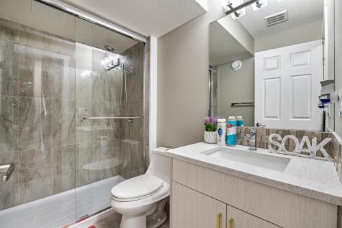 Ένα μπάνιο στο Modern 2 bedroom basement suite with kitchen and laundry