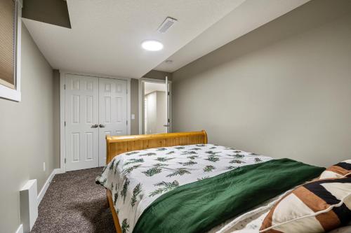 Llit o llits en una habitació de Modern 2 bedroom basement suite with kitchen and laundry