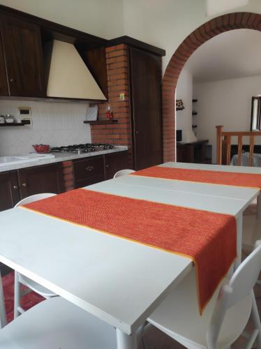 Kuchyň nebo kuchyňský kout v ubytování A CASA DI GIÒ & GIÒ