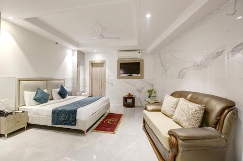 pokój hotelowy z łóżkiem i kanapą w obiekcie Hotel Transit International- Aerocity Delhi Airport w Nowym Delhi