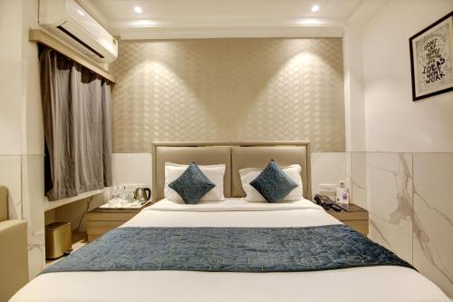 Postel nebo postele na pokoji v ubytování Hotel Transit International- Aerocity Delhi Airport