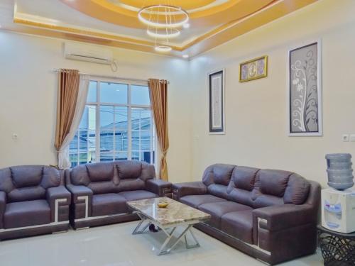 Χώρος καθιστικού στο Urbanview Hotel Rifal Home Tegal