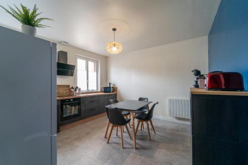 cocina con mesa y sillas en una habitación en Suite Eden - Love Room en Coulommiers