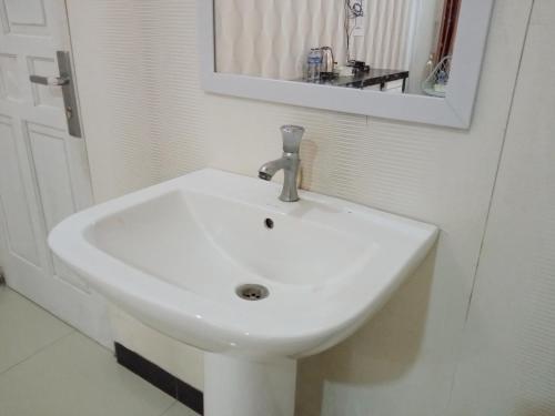 Ένα μπάνιο στο Urbanview Hotel Rifal Home Tegal