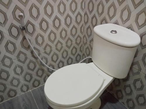 Ένα μπάνιο στο Urbanview Hotel Rifal Home Tegal