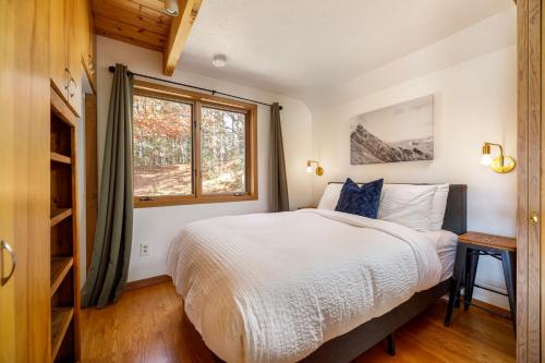 Ένα ή περισσότερα κρεβάτια σε δωμάτιο στο Holiday Hills Escape Fire Pit AC Mt. Holiday