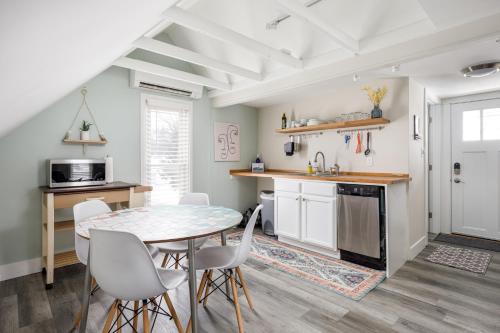 Η κουζίνα ή μικρή κουζίνα στο Modern Mid-Century Downtown AC Walkable