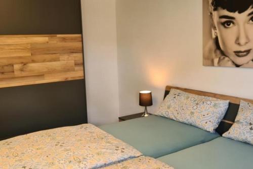ein Schlafzimmer mit 2 Betten und einem Wandgemälde in der Unterkunft NEU! Ferienwohnung Eulennest in Staudernheim