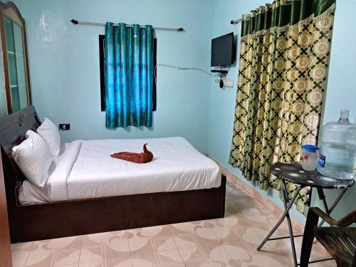 Un dormitorio con una cama con un pájaro. en Jayam home stay, en Yercaud