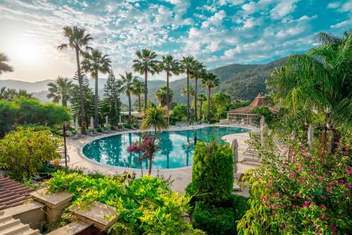 uitzicht op een zwembad in een resort met palmbomen bij Dalyan Resort - Special Category in Dalyan