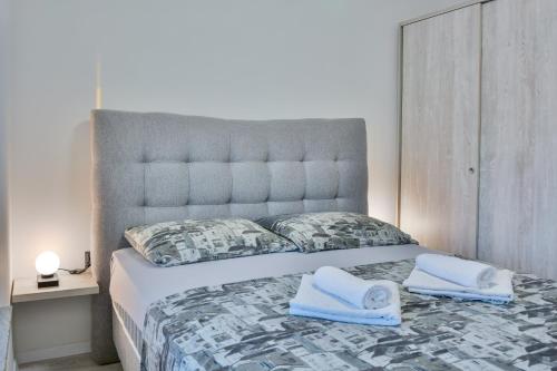 een slaapkamer met een groot bed en handdoeken bij Sea view in Sveti Juraj