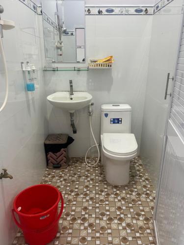 a bathroom with a toilet and a sink at Phòng Trọ Vân Anh in Ha Tien