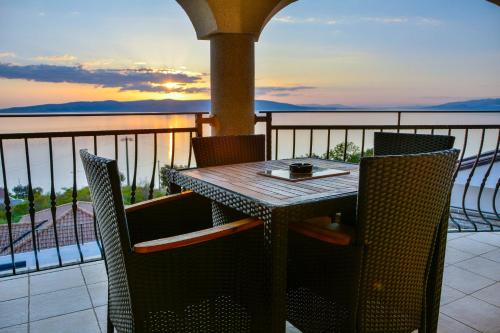 een tafel en stoelen op een balkon met uitzicht op de oceaan bij Sea view in Sveti Juraj