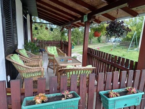 un patio con sillas y una mesa en una terraza en Savinacki kutak, en Takovo