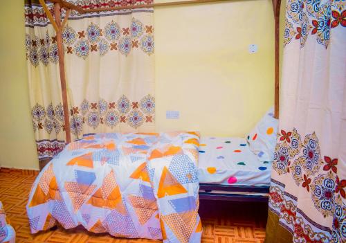 een slaapkamer met een hemelbed bij Rafiki Apartment in Zanzibar City