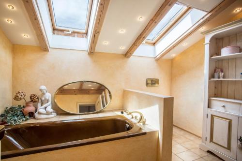 uma casa de banho com um lavatório e um espelho em Ferienhaus mit Bergpanorama em Unterwössen