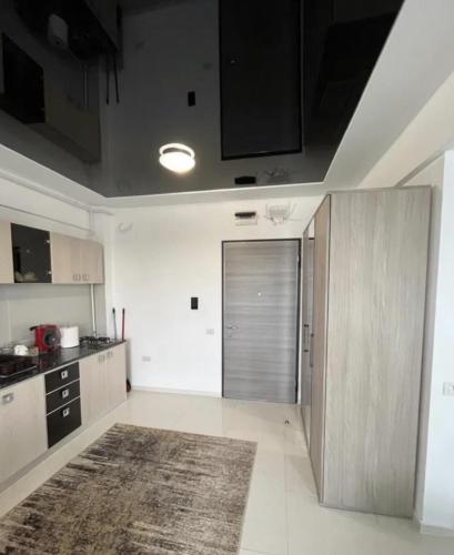 a large kitchen with a large door in a room at Garsonieră in Mamaia Nord