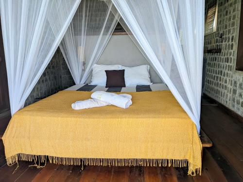 - un lit avec 2 serviettes dans l'établissement blue fenix, à Mahavelo