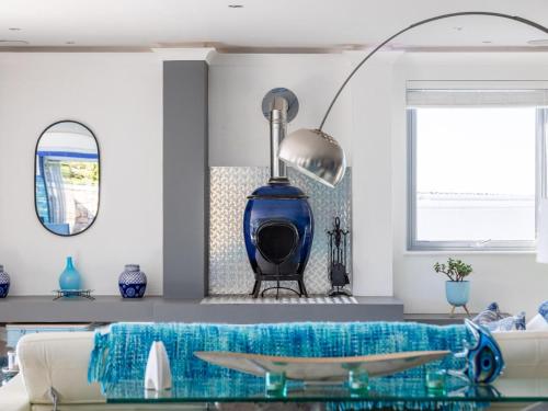 Una sala de estar con una mesa de cristal azul. en Keurbooms Lagoon Villa, en Plettenberg Bay