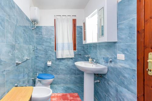 a bathroom with a sink and a toilet at Comino Alto Agriturismo e Appartamenti in Capo Comino