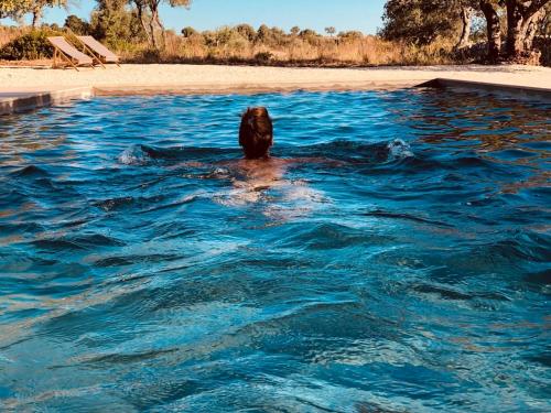 una persona en el agua en una piscina en Casa Imayah, en Noto