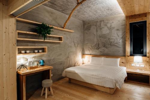 ein Schlafzimmer mit einem Bett und einer Wand mit einem Gemälde in der Unterkunft 八番私人住宅 Residence8 in Soon Moon Lake