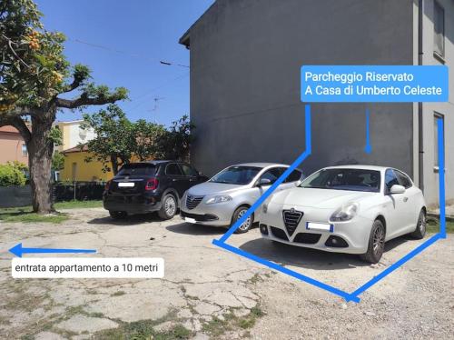 twee auto's geparkeerd naast elkaar op een parkeerplaats bij A casa di Umberto Celeste in Montesilvano