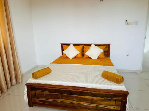 Trip Up Residence في جبل لافينيا: غرفة نوم بسرير خشبي مع وسادتين