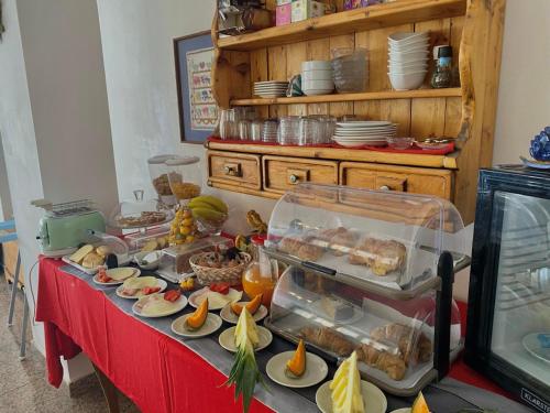 un tavolo con un buffet di cibo sopra di Sunflower apartment a Taormina