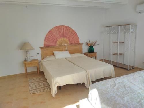 ein Schlafzimmer mit einem großen Bett und zwei Nachttischen in der Unterkunft Apartamento grande Bambú, Cala Montgó in L'Escala