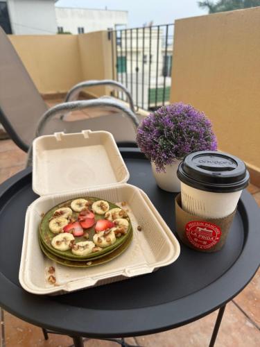 タンピコにあるCasa Lauren Del Sol en Zona Dorada de Tampicoのコーヒーを飲みながら食べるテーブル