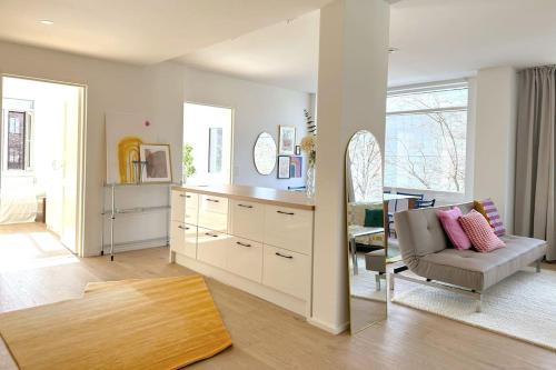 ein Wohnzimmer mit einem Sofa und einem Tisch in der Unterkunft New luxury 110sqm apartment with terrace and great location in Helsinki