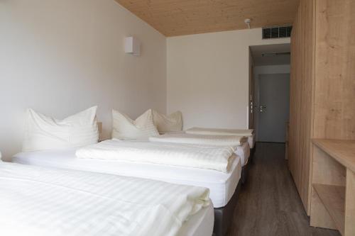 Ένα ή περισσότερα κρεβάτια σε δωμάτιο στο Sporthotel Ferlach