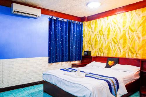 a bedroom with a bed and a painting on the wall at Marine paradise Encore in Pattaya South