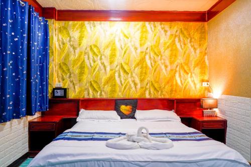una camera da letto con un letto e due asciugamani di Marine paradise Encore a Pattaya Sud