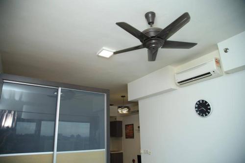 a ceiling fan sitting on the ceiling of a room at Cozy Hyve Soho Sky View With Wifi Netflix & Parkin 116 in Cyberjaya