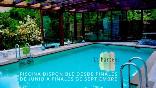 una piscina con una señal que lea la barrientosa discisse principles de en Apartamentos Rurales & Spa La Bárcena en Enterrias