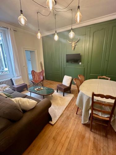 un salon avec un canapé et une table dans l'établissement Le Sauvage - 7 personnes - Gare - BCLA, au Mans