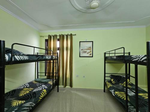 En eller flere senge i et værelse på 3 BHK in Krishna Nagar Lucknow LKO 201L