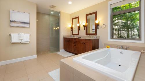 La salle de bains spacieuse est pourvue d'une grande baignoire et d'une douche. dans l'établissement DREAMS COME TRUE Dreamlike 3BR KaMilo Home with Amazing View and Pool, à Waikoloa