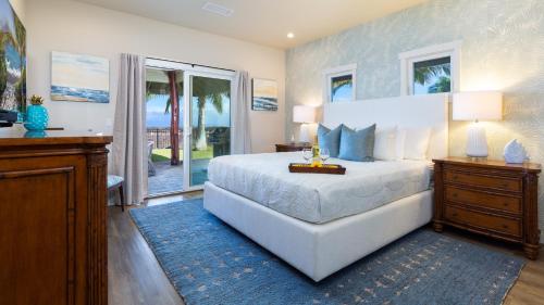 1 dormitorio con 1 cama grande y balcón en STARRY NIGHTS Dreamy 4BR Ainamalu Home with Mountain View, en Waikoloa