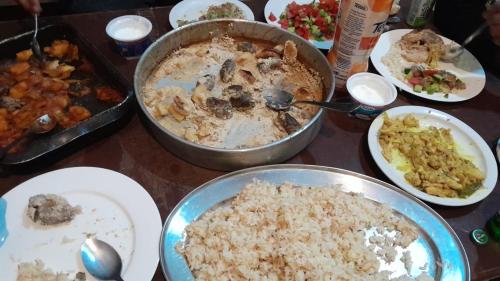 einen Tisch mit Speisen und Reis in der Unterkunft Dana WhiteDometrail Lodge in Dana
