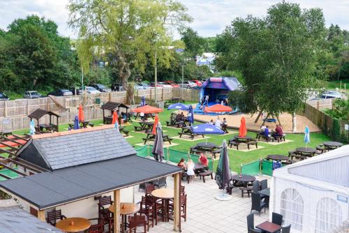 einen Blick über einen Park mit Spielplatz in der Unterkunft The Britannia Inn & Waves Restaurant in Par