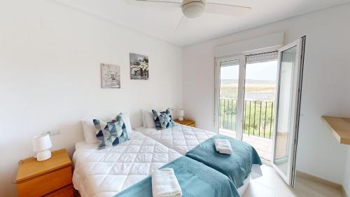 ein Schlafzimmer mit großem Bett und Balkon in der Unterkunft Penthouse Egeo C-A Murcia Holiday Rentals Property in Sucina