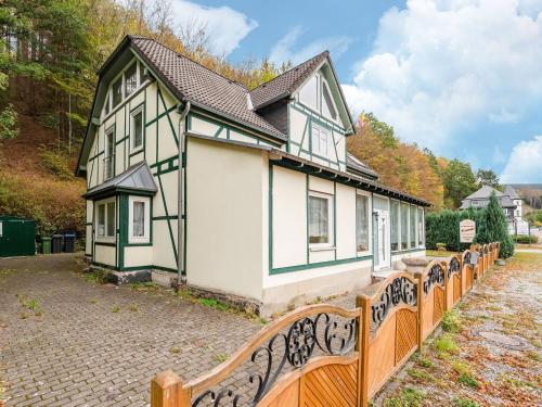 ブリーロンにあるDeluxe Holiday Home in Brilon Wald near Ski Areaの白黒の家