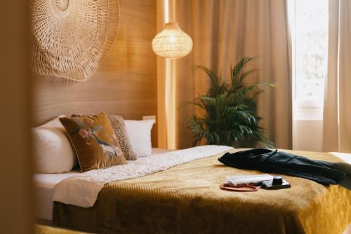 レラハにある2Places Soulのホテルルーム ベッド1台&バスローブ付