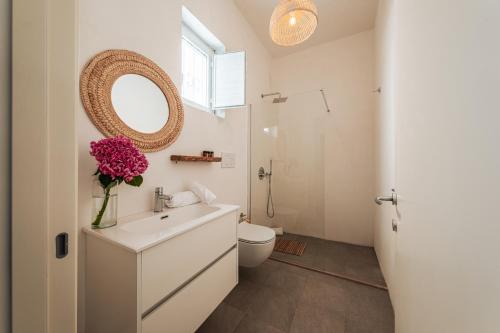uma casa de banho com um lavatório, um WC e um espelho. em HelloApulia Trulli il Rifugio dei Messapi em Ceglie Messapica