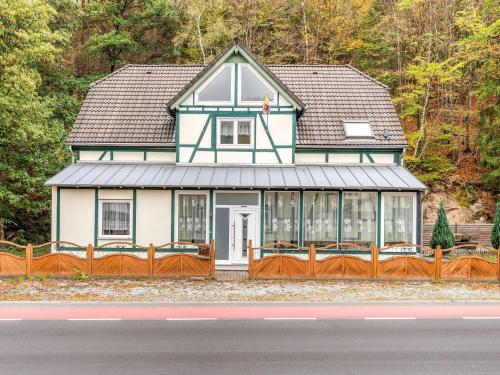 ブリーロンにあるDeluxe Holiday Home in Brilon Wald near Ski Areaの道路前の柵のある小屋